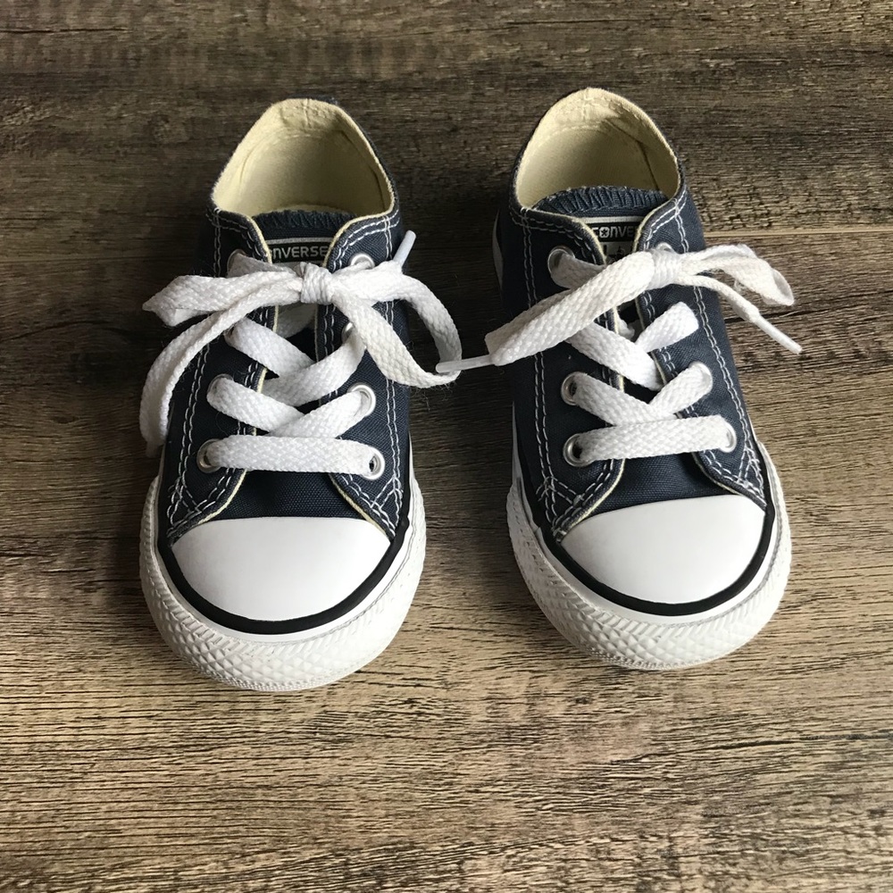 Boy toddler navy blue low top converse size 6